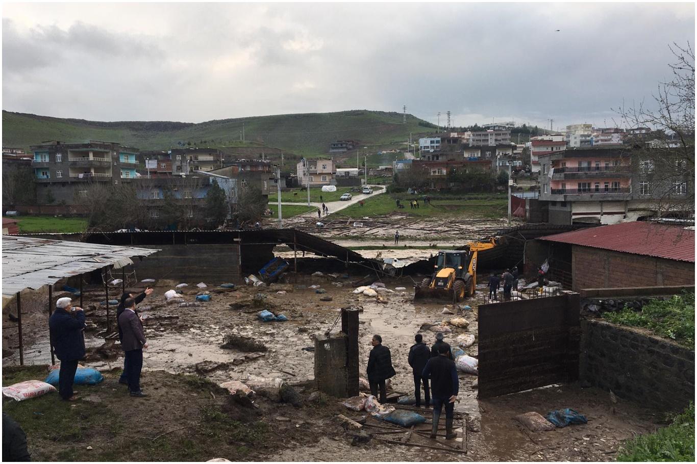 Diyarbakır Çarıklı köyünde evler ve ahırlar patlayan gölet sularının altında kaldı